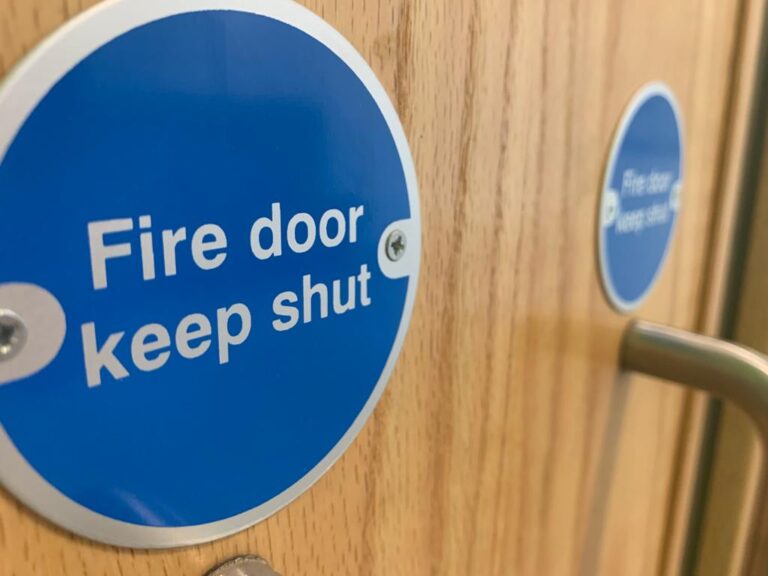 'Fire door keep shut' sign on fire door