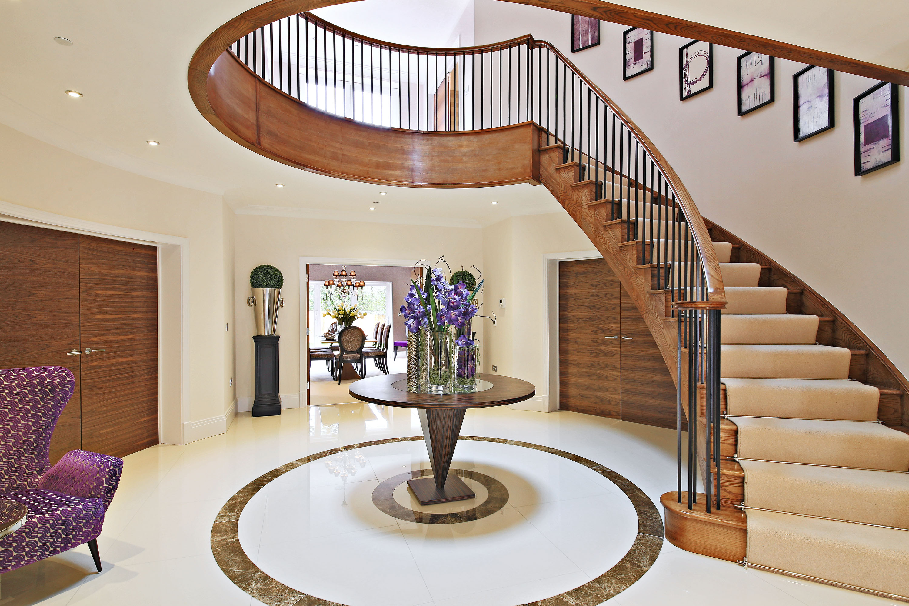 Дерево полукругом. Лестница в доме. Круглая лестница. Красивые лестницы на второй этаж. Красивые круглые лестницы.