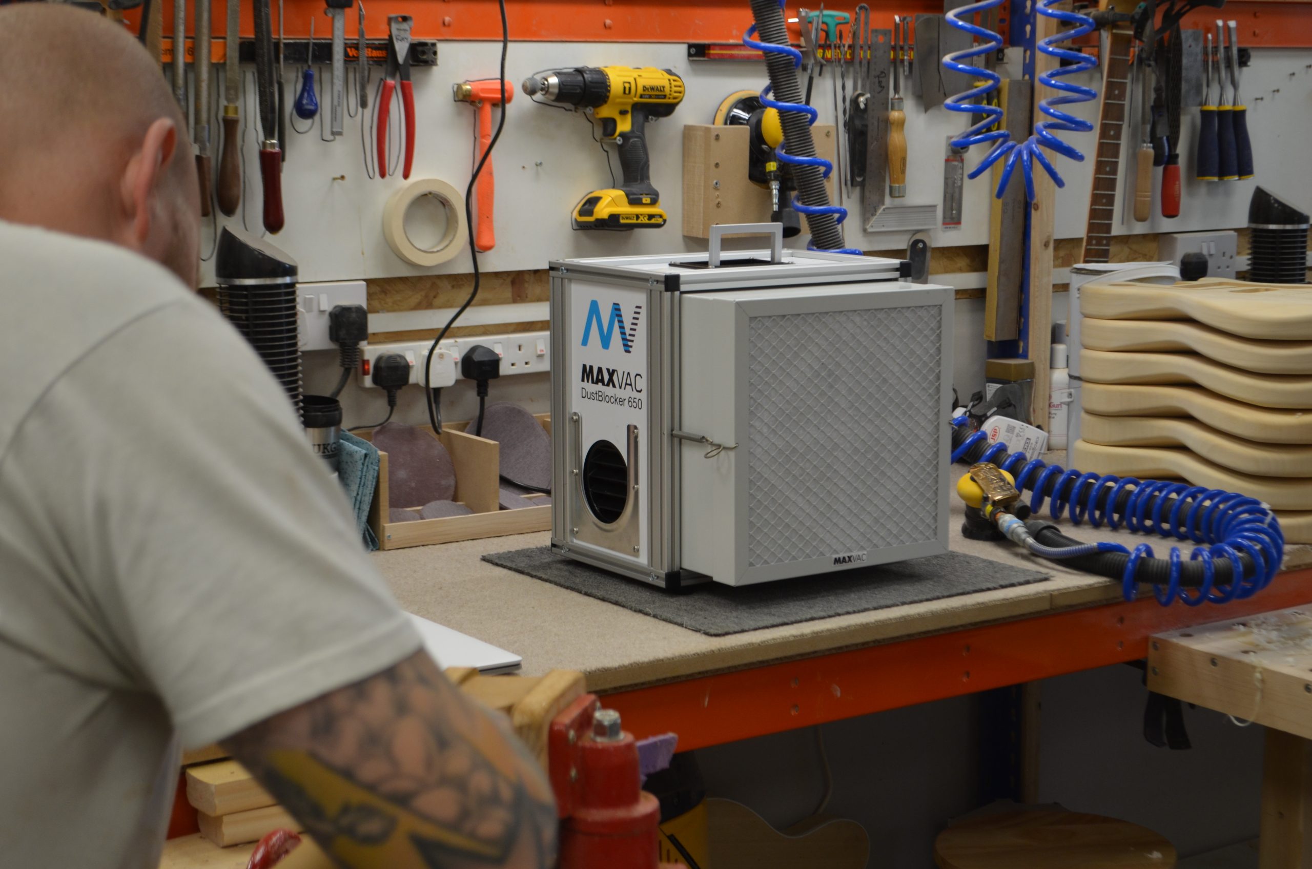 maxvac-dustblocker-650-cleaning-air-in-hand-built-guitar-factory-2